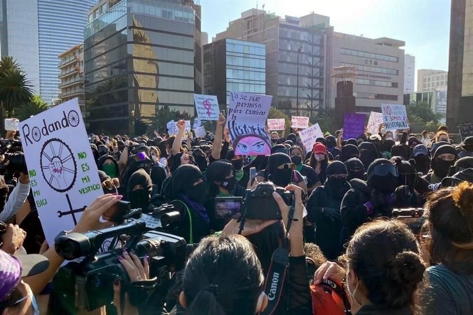 Colectivos se alistan para marchar del Monumento a la Revolución hacia el Zócalo capitalino.