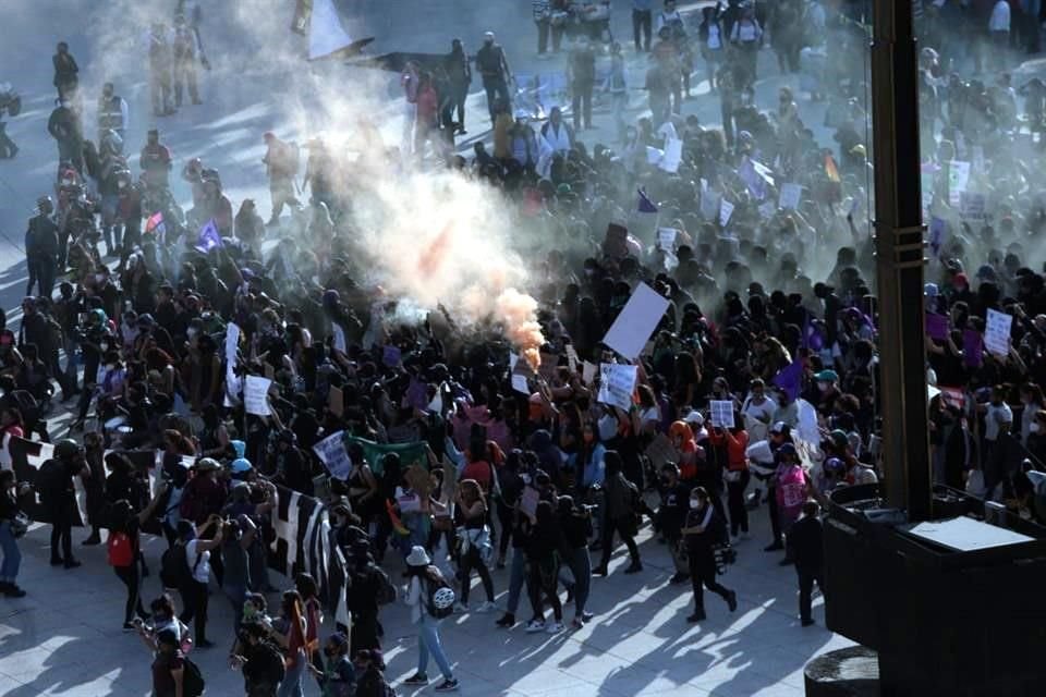 Sale marcha del Monumento a la Revolución