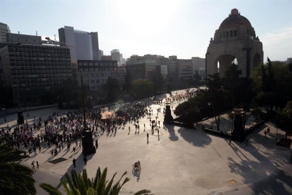 Sale marcha del Monumento a la Revolución