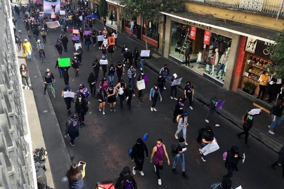 Manifestantes partieron hacia la Plaza de los Mártires con los familiares víctimas de feminicidio encabezando el contingente.