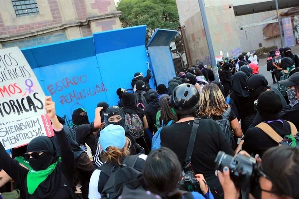 Mujeres intentaron quitar las vallas que protegen edificios.