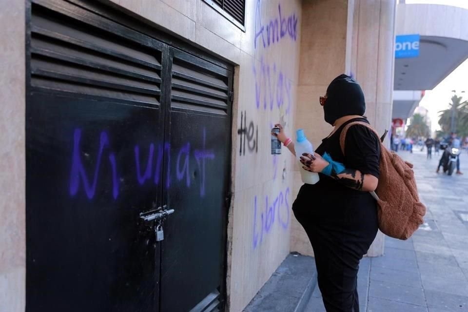 Nombres de víctimas de feminicidio y violencia fueron pintados sobre las paredes.