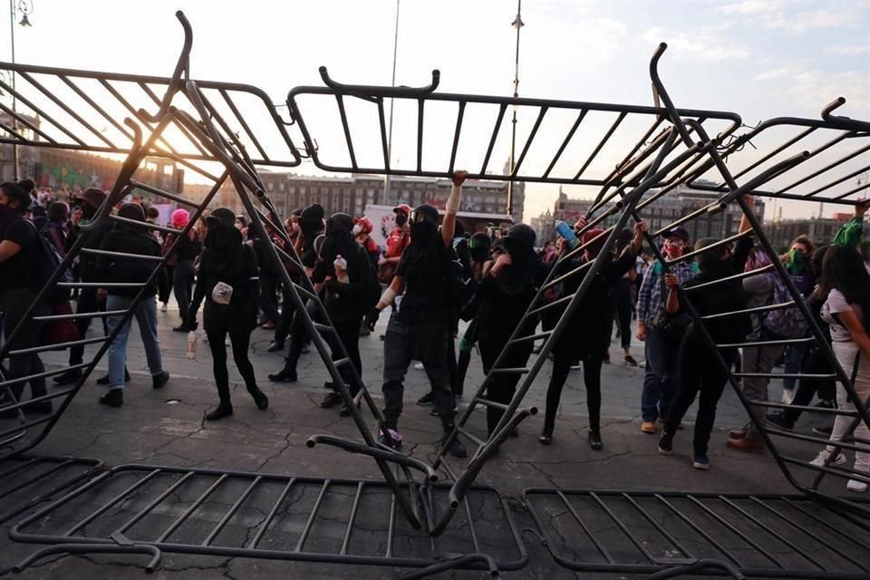 Las manifestantes derribaron las vallas que protegían Palacio Nacional.