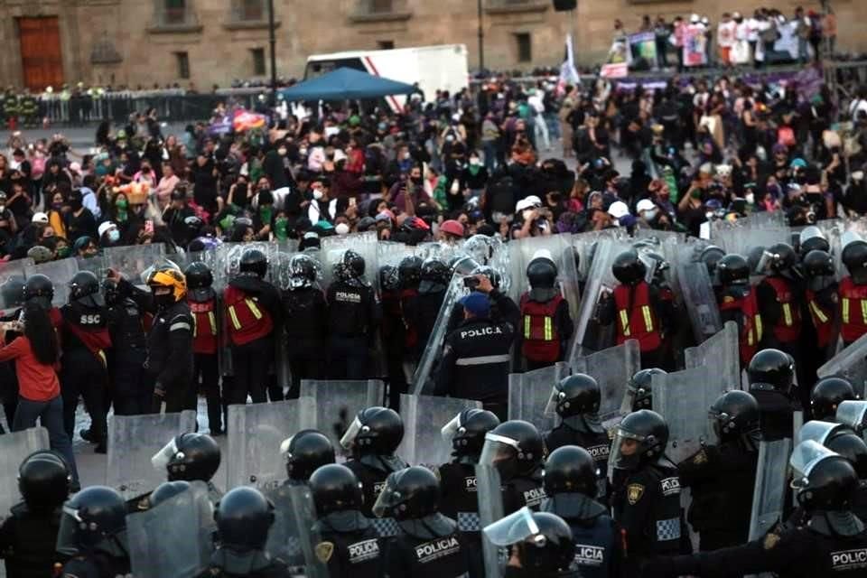 Policías y manifestantes se enfrentaron en la plancha del Zócalo.