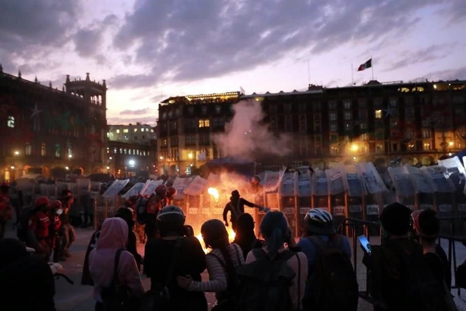 Las manifestantes prendieron una fogata en la plancha del Zócalo.