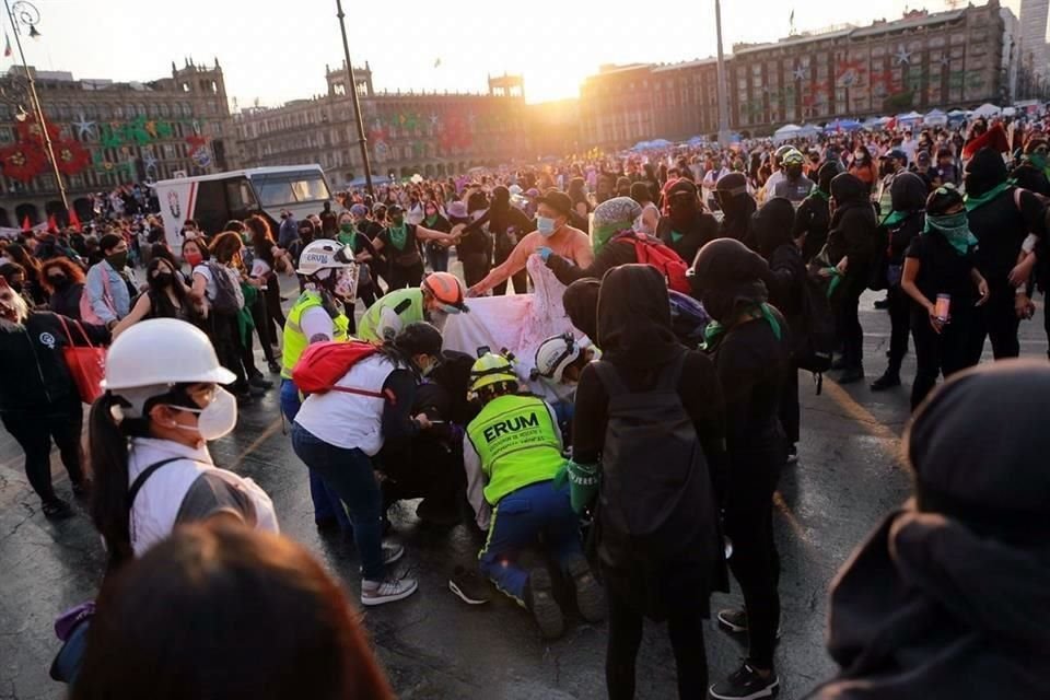 Personal del Escuadrón de Rescate y Urgencias Médicas (ERUM) apoyó a las personas heridas durante la protesta.