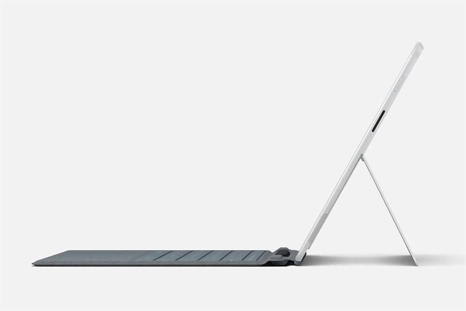 Surface Pro X es el dispositivo 2 en 1 más delgado que Microsoft ha diseñado, con un grosor de 7.3 mm, y un peso menor a los 775 gramos, sin tomar en cuenta el teclado.