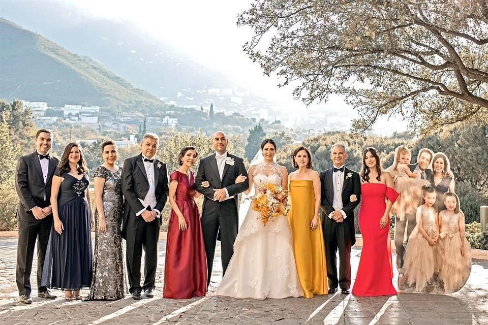 Los novios con sus familias.