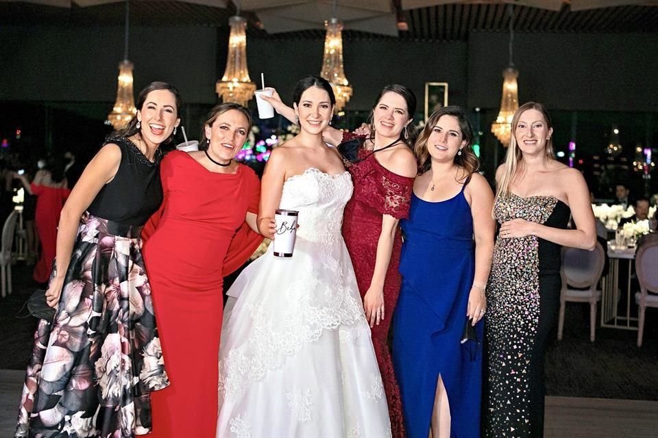 Ana Catalina Pozas, Teresa Landa, la novia, Martha González, Estela Martínez y Anibi Zambrano