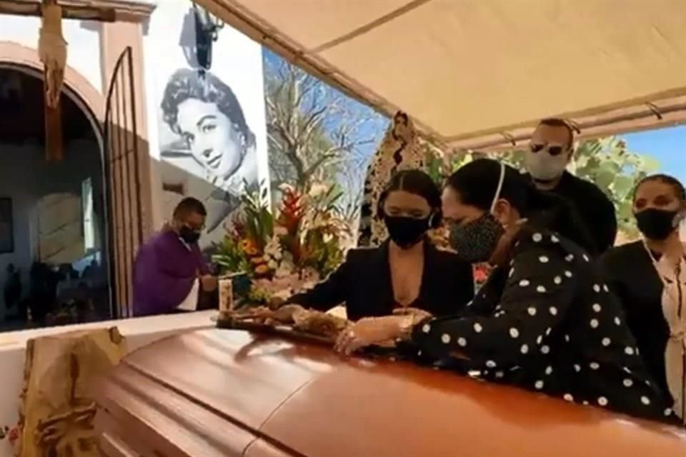 La cantante Flor Silvestre fue despedida por familiares y amigos con una misa de cuerpo presente.
