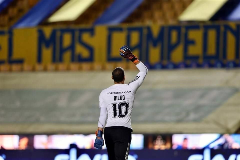 Nahuel Guzmán salió con esta playera a calentar a la cancha del Estadio Universitario.