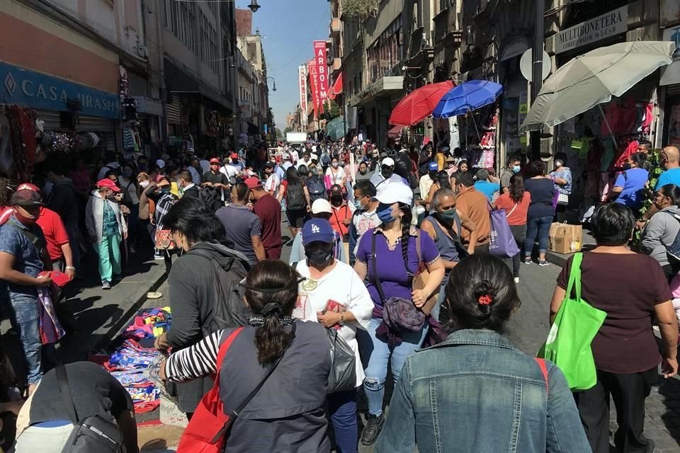 En el Centro Histórico comienzan a aglomerarse las personas por las compras decembrinas.