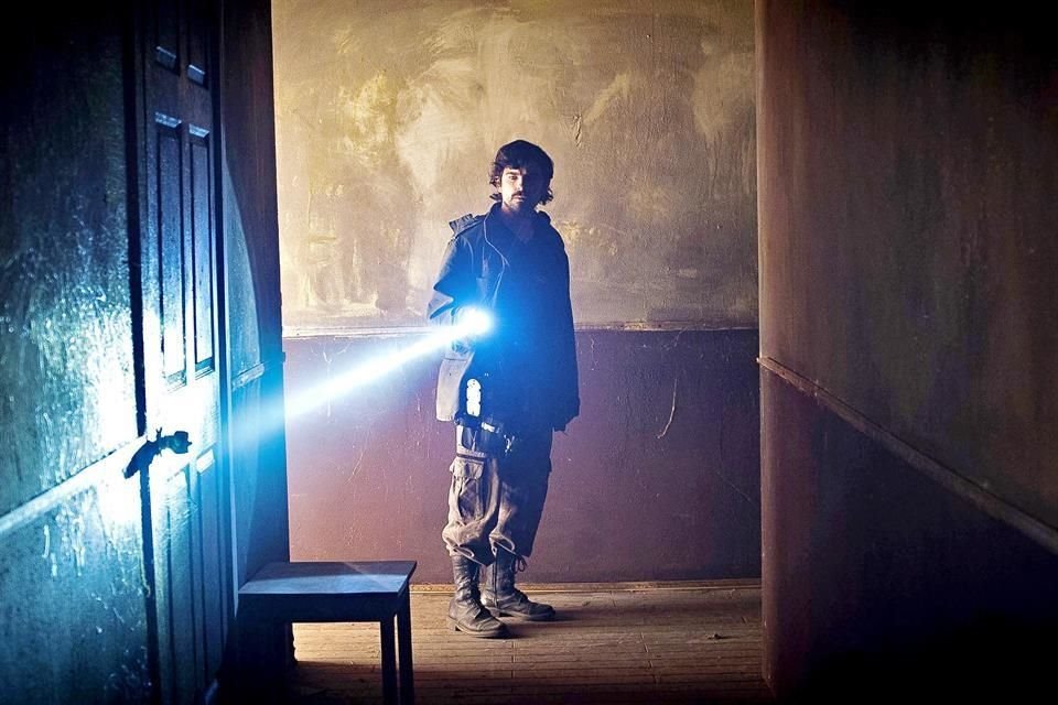 Eugenio Becker protagoniza la cinta mexicana de terror del director Juan Carlos Blanco, ya disponible en cines.