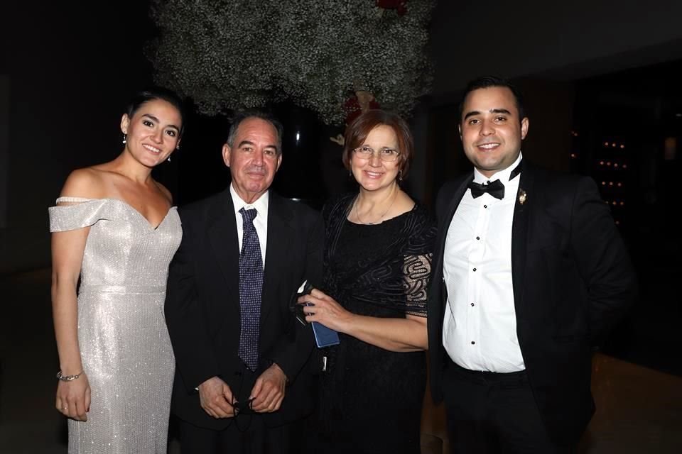 Fer Vela, Amin Vela, Lupita Martínez de Vela y Andrés Pérez