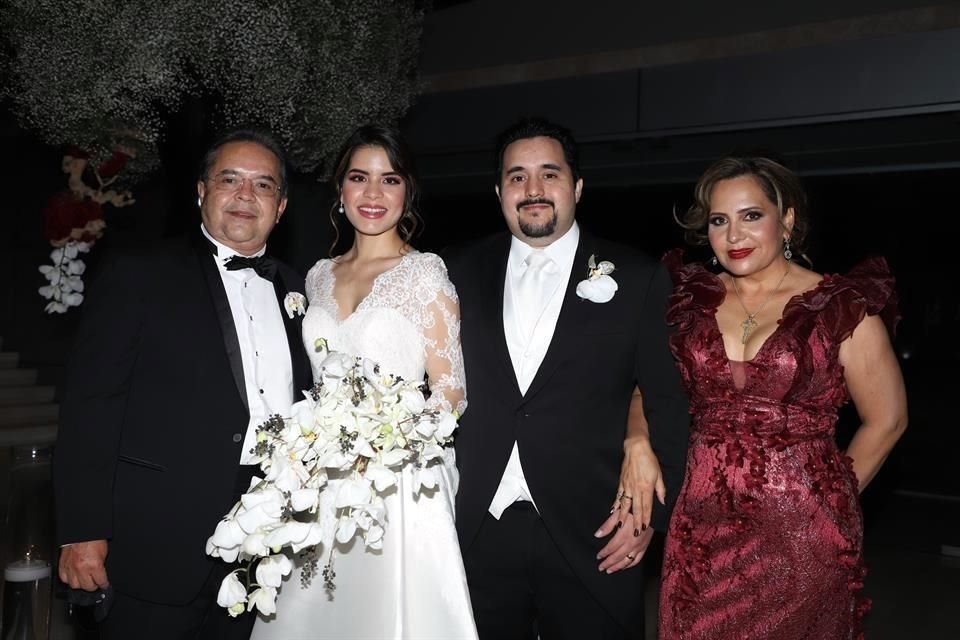 Juan Antonio Pérez Vázquez, Giovanna Andrea Suárez Clemente, Juan Antonio Pérez Jaramillo y Claudia Jaramillo de Pérez