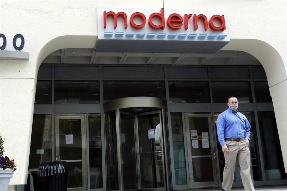 La vacuna de Moderna se elaboró con base en tecnología de ARN mensajero, técnica que permite usar el mecanismo de generación de proteínas de una célula para producir la respuesta inmunológica.