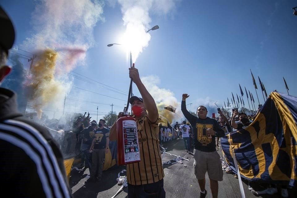 Los aficionados de Pumas no acatan indicaciones y ahora se reunieron para recibir a su equipo en el Olímpico Universitario.