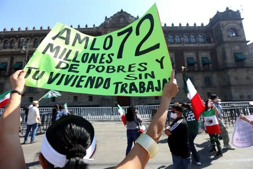 Integrantes de Frena frente a Palacio Nacional.