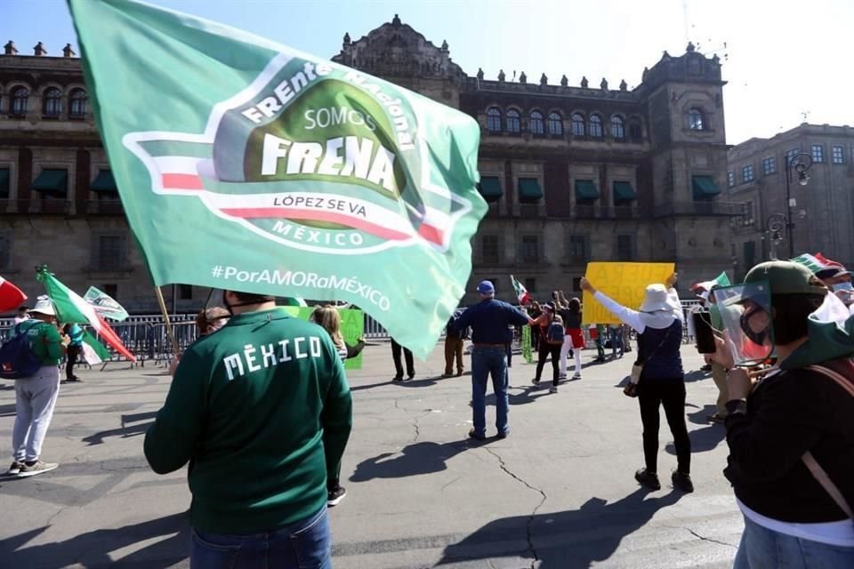 Los opositores al político tabasqueño se manifestaron durante hora y media.