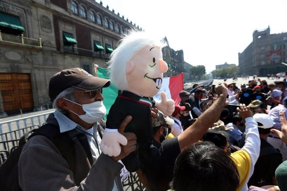 Un seguidor del Presidente afuera de la sede del Gobierno federal.