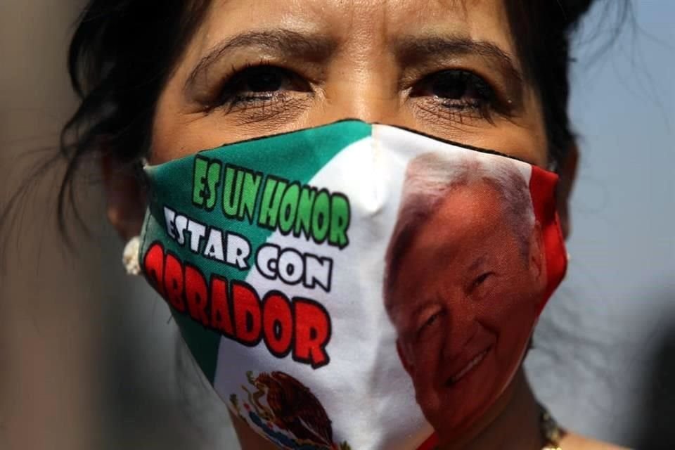 Una mujer con un cubreboca con la conocida frase de apoyo al Presidente.