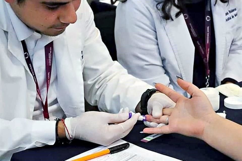 Las pruebas rápidas de VIH permiten saber si una persona está o no infectada con el virus en pocos minutos.