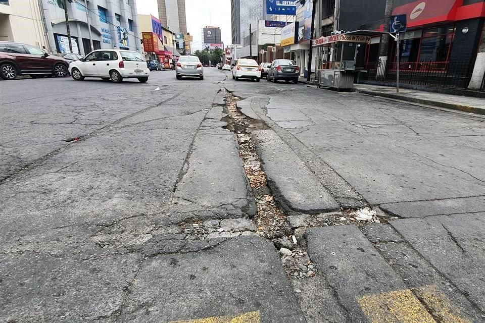 En Hidalgo el pavimento presenta graves daños en plena zona hotelera y a sólo unas calles del Palacio Municipal de Monterrey.