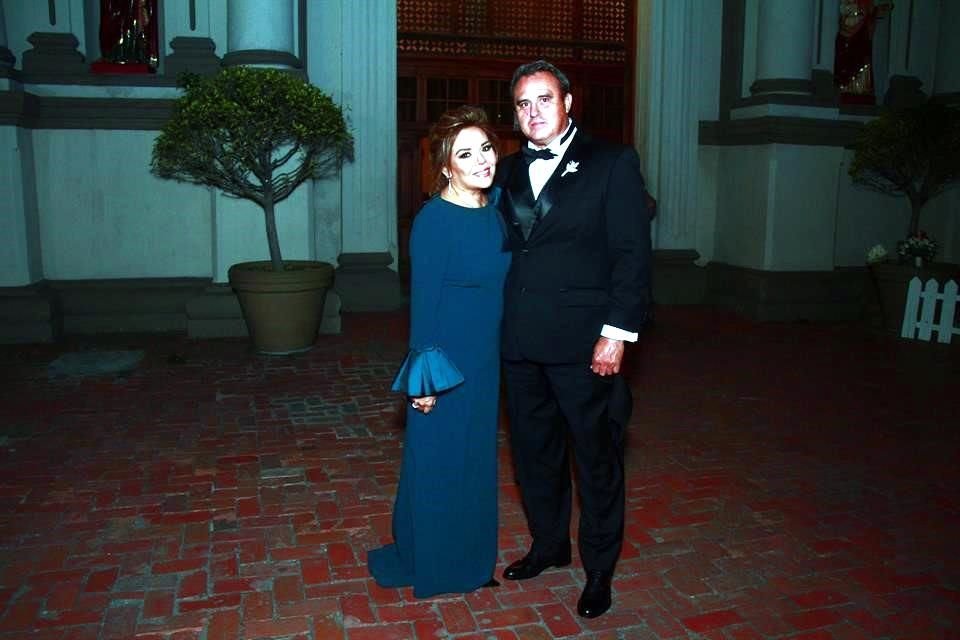 Loly Vásquez de López y Octavio López