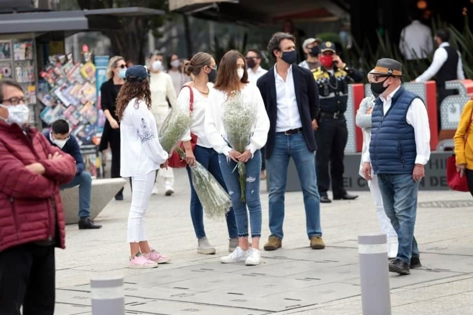 Vestidos de blanco y con flores, amigos y vecinos de Polanco marcharon en memoria del empresario Baptiste Jacques Daniel Lormand, asesinado.