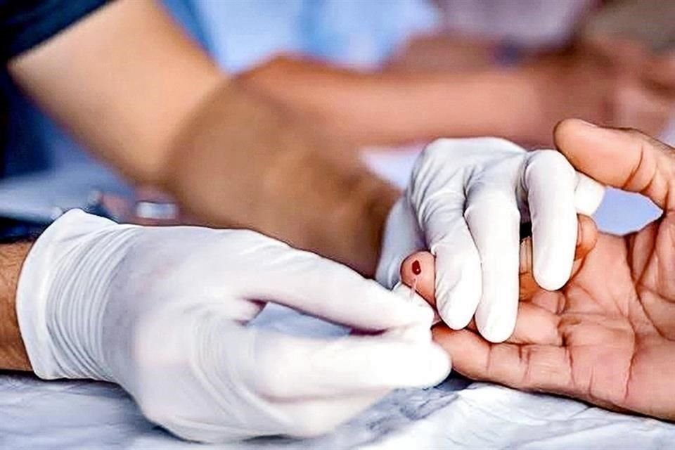 Personal capacitado guía a las personas si tienen un resultado positivo en su prueba.