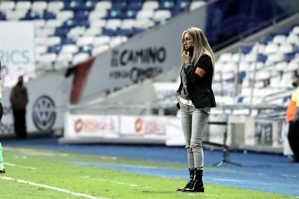 Iliana Dávila no logró que su equipo reaccionara y terminó el torneo para el cuadro universitario.