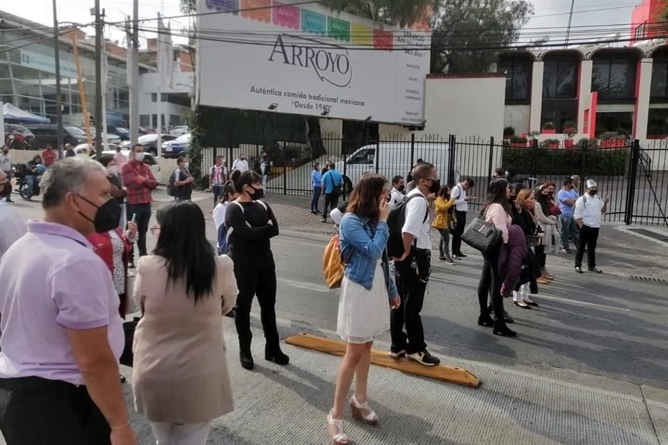 Un grupo de personas intentó ingresar al establecimiento por la fuerza.