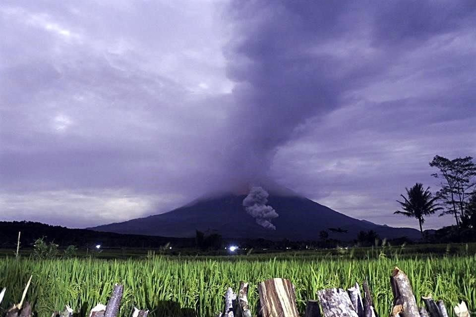 El nivel de alerta del volcán Semeru, el más alto de Indonesia, se ha mantenido en el tercer rango más alto desde mayo.