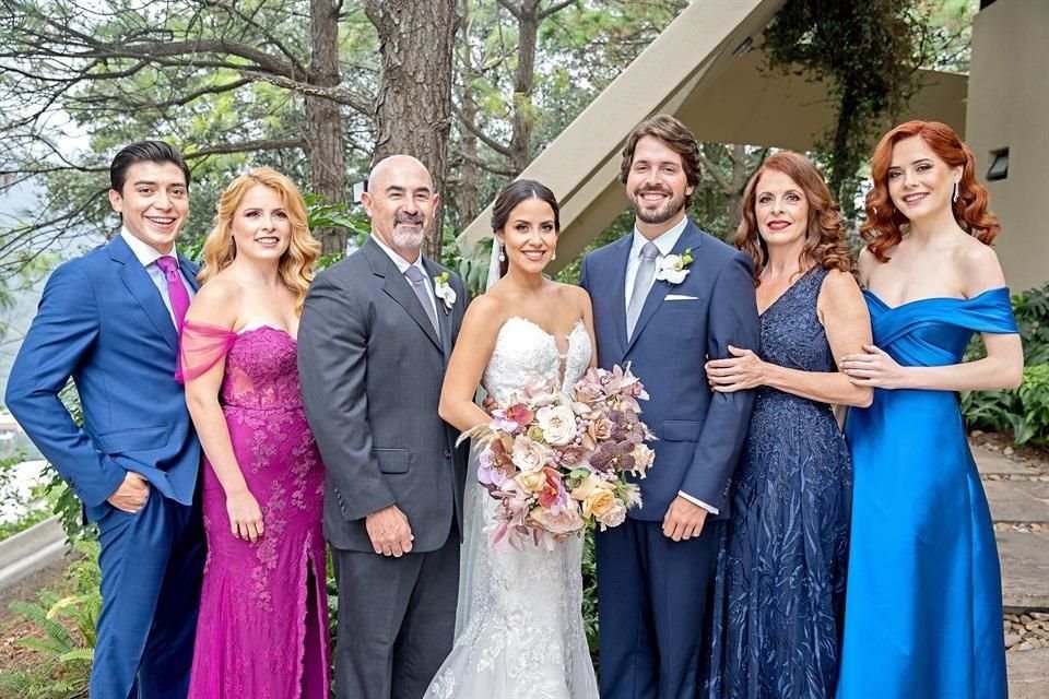 FAMILIA DEL NOVIO. Leonel Ruiz Rendón, Paulina Cárdenas de Ruiz, Juan Félix Cárdenas Martínez, LOS NOVIOS, Mónica Segovia de Cárdenas y Jimena Cárdenas Segovia