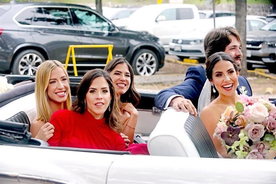 La novia acompañada de su ahora esposo y sus hermanas Roberta, Fernanda y Melva Segura Vela
