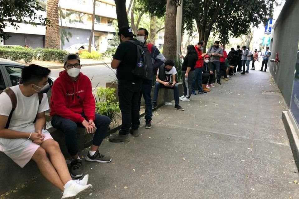 Personas formadas afuera de la sucursal de Polanco.