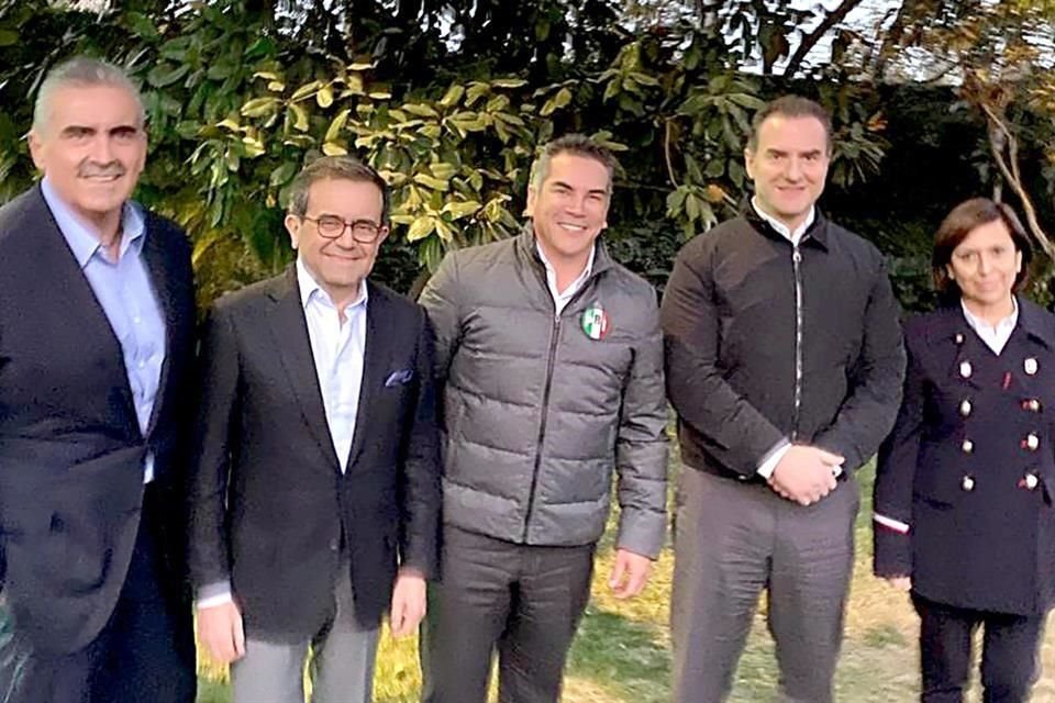 César Garza (izq. a der.), Ildefonso Guajardo, Alejandro Moreno, Adrián de la Garza y Cristina Díaz se reunieron ayer durante cinco horas en privado en Monterrey.