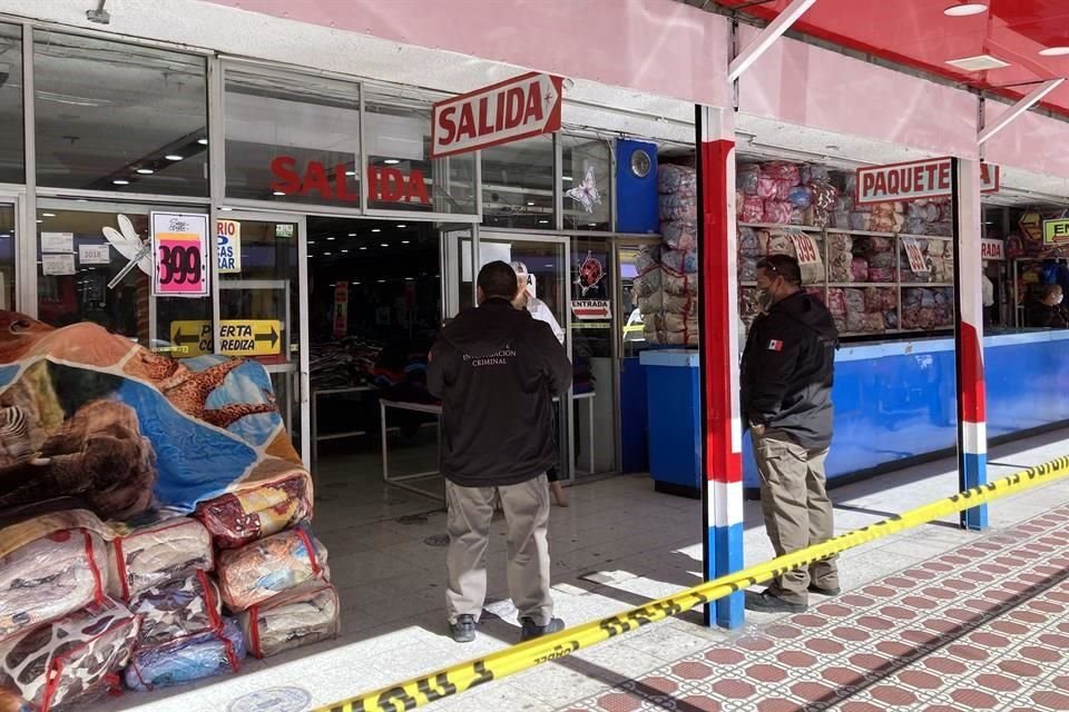 Apoyados con elementos de la Agencia de Investigación Criminal y policías de Fuerza Civil, el Ministerio Público llevó a cabo el cateo en la tienda ubicada en el cruce de Tapia y Guerrero.