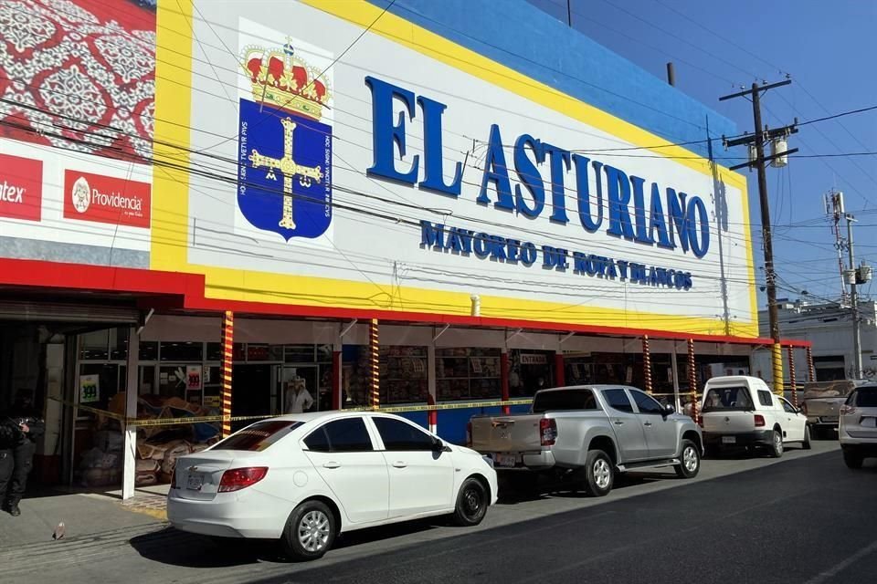 Apoyados con elementos de la Agencia de Investigación Criminal y policías de Fuerza Civil, el Ministerio Público llevó a cabo el cateo en la tienda ubicada en el cruce de Tapia y Guerrero.