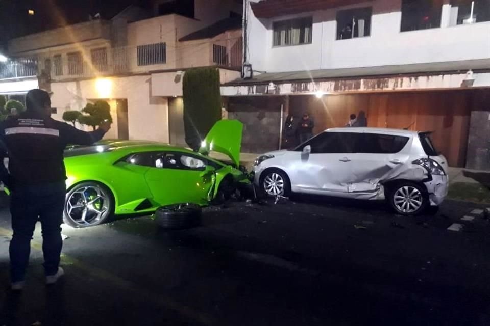 El Lamborghini quedó desecho del frente derecho y sin una llanta.