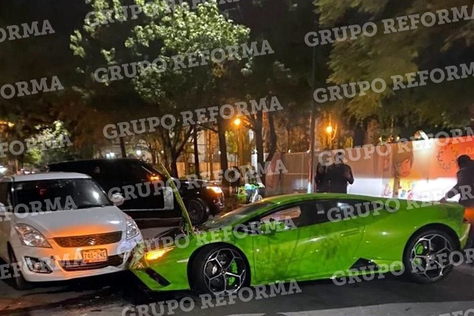 El Lamborghini quedó desecho del frente derecho y sin una llanta.