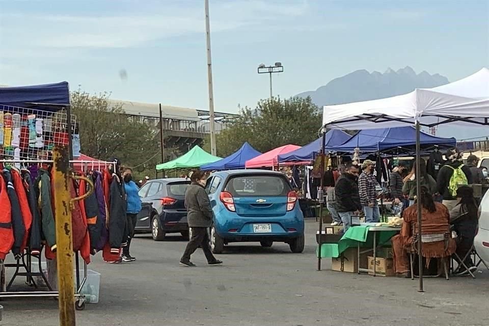 En el estacionamiento de la Estación Y del Metro se instaló un mercado que vende juguetes y artículos de colección.