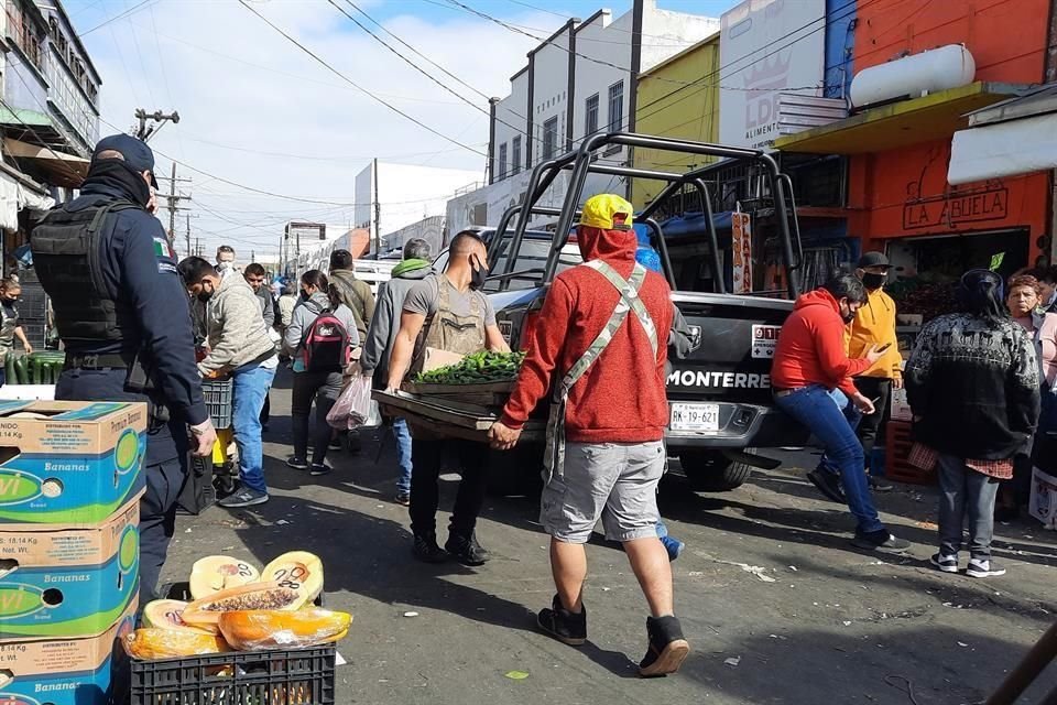 Elementos de la Policía de Monterrey ordenaron a comerciantes en Colegio Civil que desalojar el área, pese a ya estar instalados.