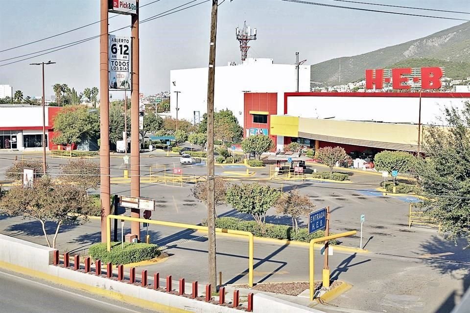 Las cadenas comerciales, como este HEB de Garza Sada, lucieron desoladas al acatar el cierre obligatorio decretado por el Estado.