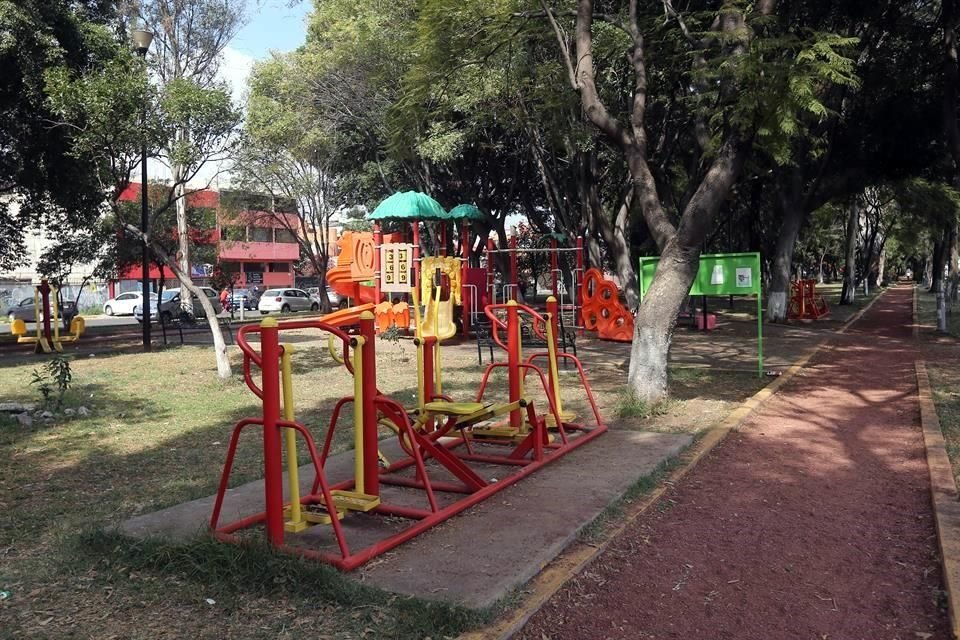 La cerca que pretende la funcionaria rodearía el parque, el área de juegos infantiles y una pista de deportistas.