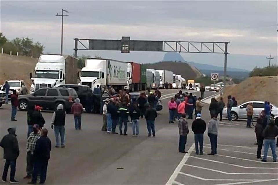 Cerca de 300 trabajadores liquidados participan en el bloqueo.