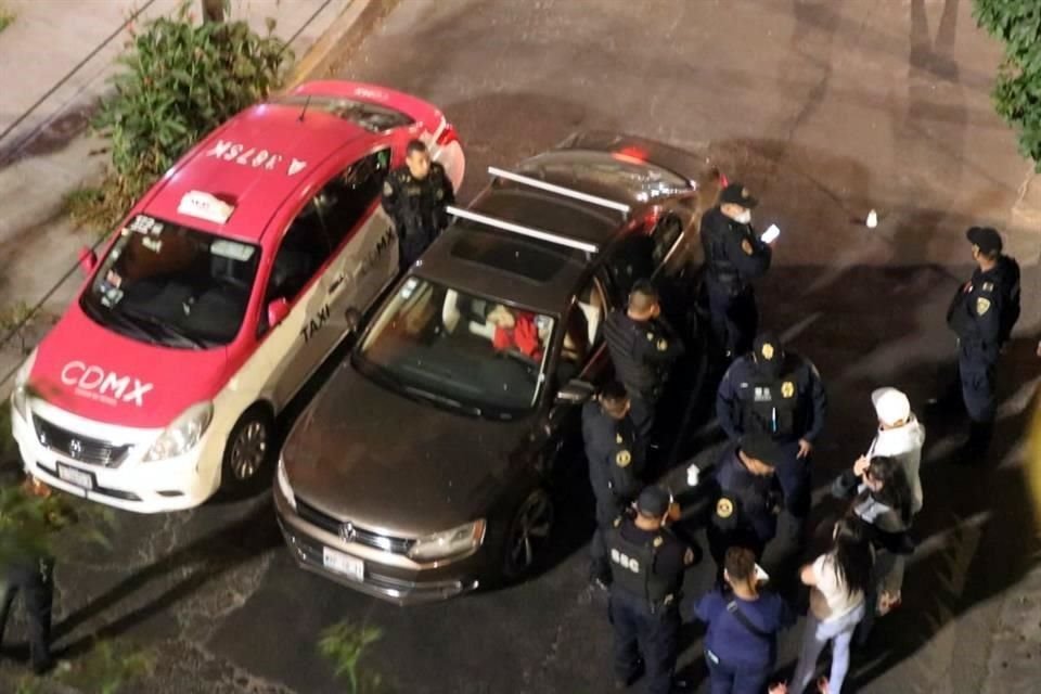Sobre el asiento de conductor quedó un hombre tras ser ultimado a balazos en Alfredo Robles Domínguez y Norte 12 en la colonia Guadalupe Victoria II, GAM.