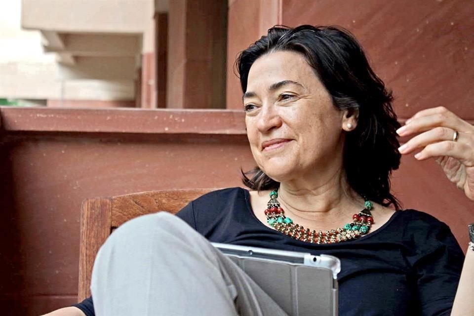 Licenciada, maestra y doctora en investigación biómedica básica, egresada de la UNAM.