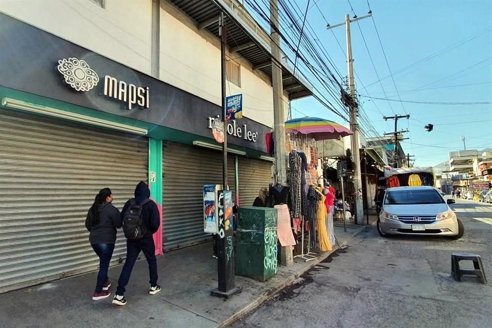 Los cierres llegaron ayer a las zonas de puesteros en el Centro de Monterrey... pero sólo para los negocios formales.