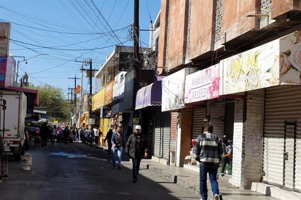 A diferencia de una anterior disposición oficial para no operar los fines de semana, ahora los comerciantes legalmente establecidos en 5 y 15 de Mayo, entre Juárez y Cuauhtémoc, sí cumplieron.